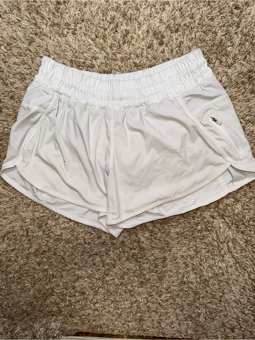 LULU LEMON- Track That short- low rise 3.5 inseem